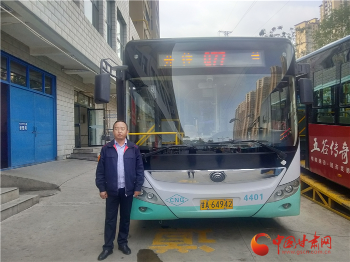 蘭州：公交司機(jī)聯(lián)合群眾協(xié)力抬車(chē)救人