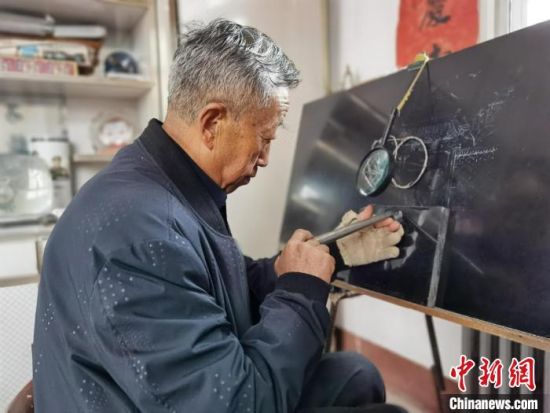 圖為陶世清在創(chuàng)作中。　楊娜 攝