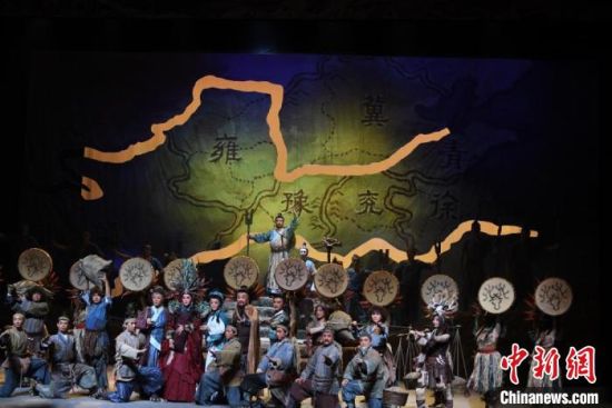 作為隴劇“梅花”，雷通霞在《大禹治水》中甘當(dāng)“綠葉”，該劇推出后，反響十分熱烈。(資料圖) 楊艷敏 攝