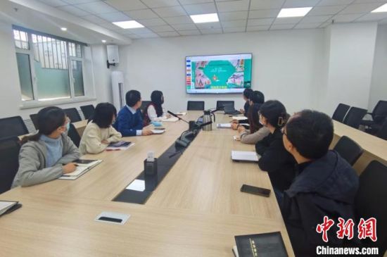 圖為甘肅教育出版社《寫給青少年的敦煌故事》叢書項目組，探討圖書封面設(shè)計?！￠Z姣 攝