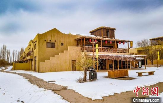 雪落敦煌月牙泉小鎮(zhèn)?！⊥醣筱y 攝