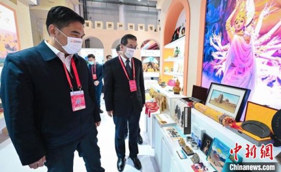 圖為甘肅省副省長孫雪濤(左)與甘肅省文化和旅游廳廳長陳衛(wèi)中(右)一同參觀“甘肅館”?！「拭C省文化和旅游廳供圖