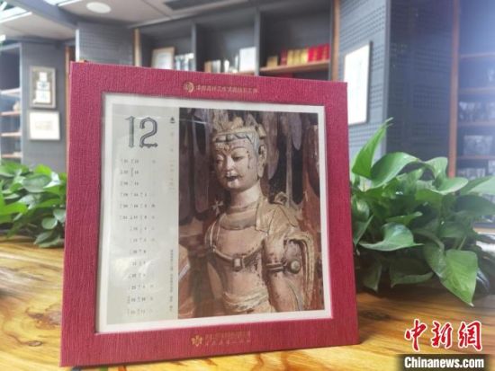 圖為徐晉林制作的敦煌題材的手工書《走進(jìn)沙漠敦煌——莫高窟與藏書票藝術(shù)》，深受讀者喜愛?！￠Z姣 攝