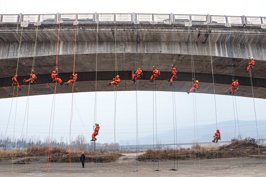 硬核！甘肅天水森林消防員百米高空練技能