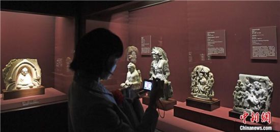 2018年8月，《平山郁夫的絲路世界——平山郁夫絲綢之路美術(shù)館文物展》在甘肅敦煌莫高窟開展。中新社記者 楊艷敏 攝