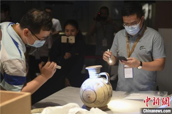 2020年6月，在長沙博物館舉行“從地中海到中國：絲路寶藏——平山郁夫絲綢之路美術(shù)館藏文物展”前，專家開箱鑒定文物。中新社記者 楊華峰 攝