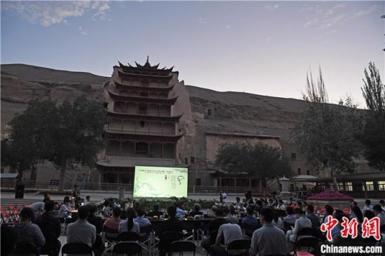 2018年8月，在敦煌莫高窟標(biāo)志性建筑“九層樓”前，《回顧平山郁夫先生的貢獻(xiàn)》座談會(huì)舉行。來自中日兩國的專家、學(xué)者共同懷念這位情系敦煌數(shù)十載的繪畫巨匠、中日友好的文化使者、世界文化遺產(chǎn)的守護(hù)者。中新社記者 楊艷敏 攝