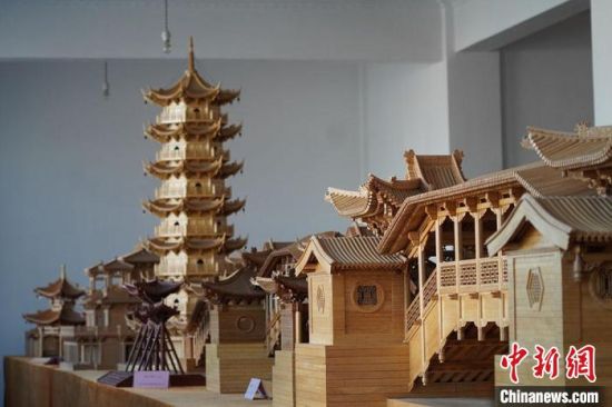 圖為古建筑模型制作技藝傳習(xí)所展廳內(nèi)的微縮古建筑作品?！【琶赖┰?　攝