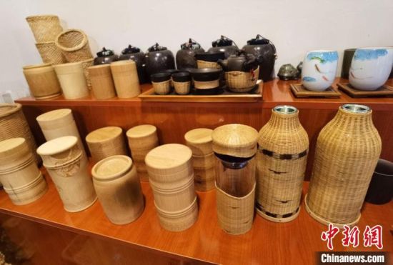 圖為展陳的一件件精致可愛(ài)的竹編農(nóng)具工藝品?！●T志軍 攝