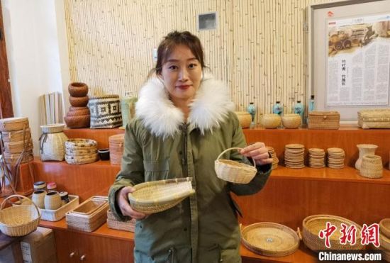 40多種精小玲瓏、純手工制作的新型盛食容器、居家工藝品等，每一件都令人愛(ài)不釋手?！●T志軍 攝