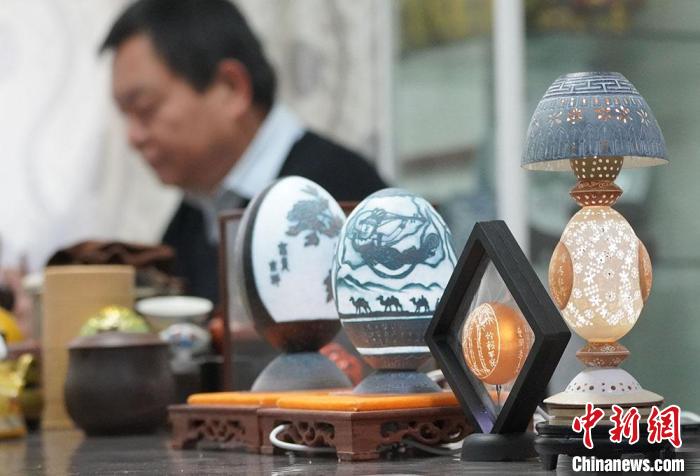 圖為吳義澤完成的蛋雕作品?！【琶赖ぴ?攝