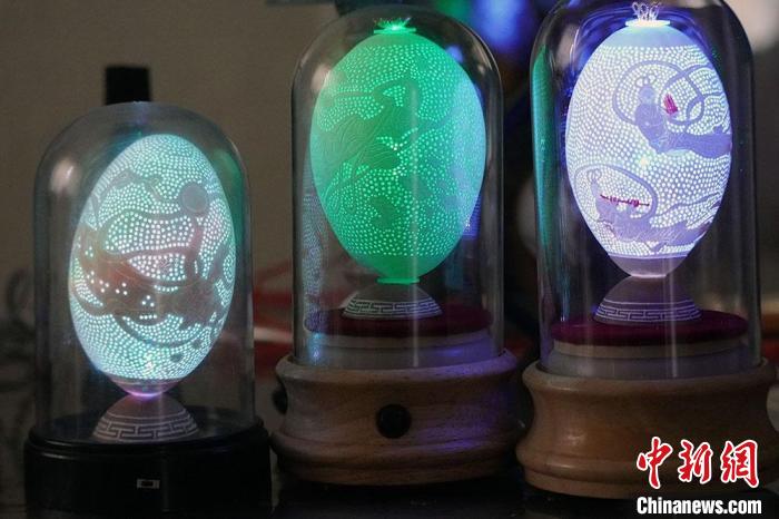 圖為以敦煌飛天為元素的蛋雕作品?！【琶赖ぴ?攝