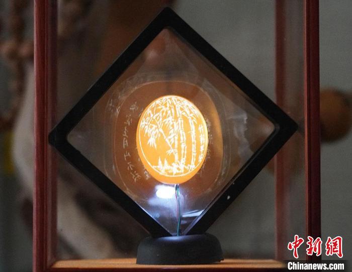 圖為吳義澤新包裝給蛋雕呈現(xiàn)立體感?！【琶赖ぴ?攝