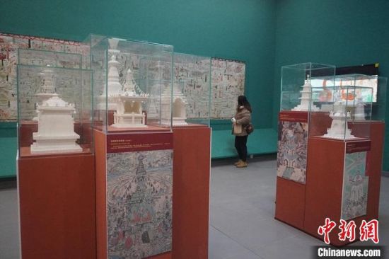 圖為觀眾欣賞數(shù)字復(fù)制壁畫?！【琶赖┰?攝