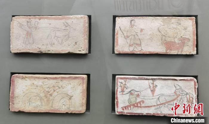 圖為嘉峪關(guān)長城博物館館藏文物魏晉墓彩繪畫像磚中豐富多彩的古代農(nóng)牧業(yè)生產(chǎn)活動。(資料圖) 丁思 攝