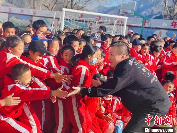 1月初，第五屆“街舞進藏鄉(xiāng)”公益助學活動在甘肅甘南結(jié)束，旨在讓藏族學子感受到街舞魅力?！￡惿菩?攝