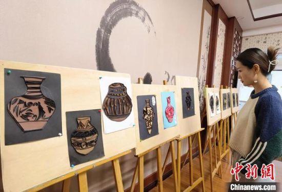 圖為學(xué)生用衍紙材料制作的彩陶紋飾。　劉玉桃 攝