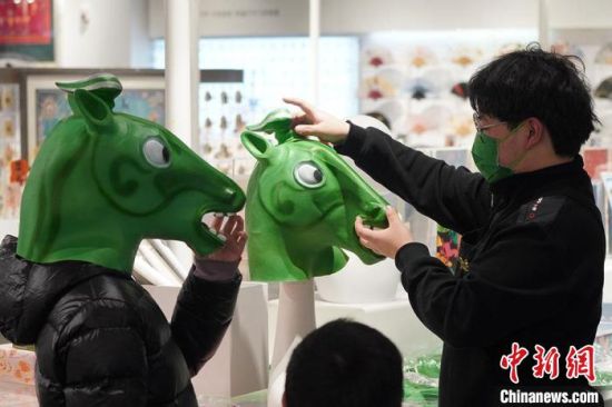 圖為“神馬來了”銅奔馬頭套?！【琶赖┰?攝