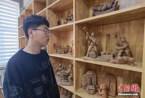 圖為學(xué)生介紹作品。 劉玉桃 攝