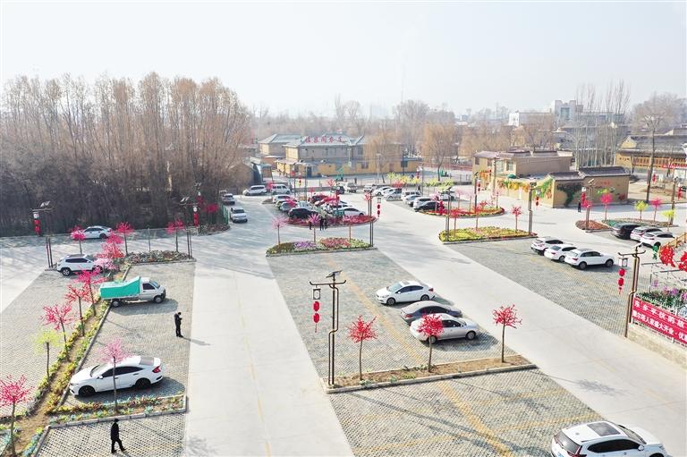 臨夏市折橋鎮(zhèn)在折橋村文化廣場(chǎng)及部分道路兩旁掛上了紅燈籠