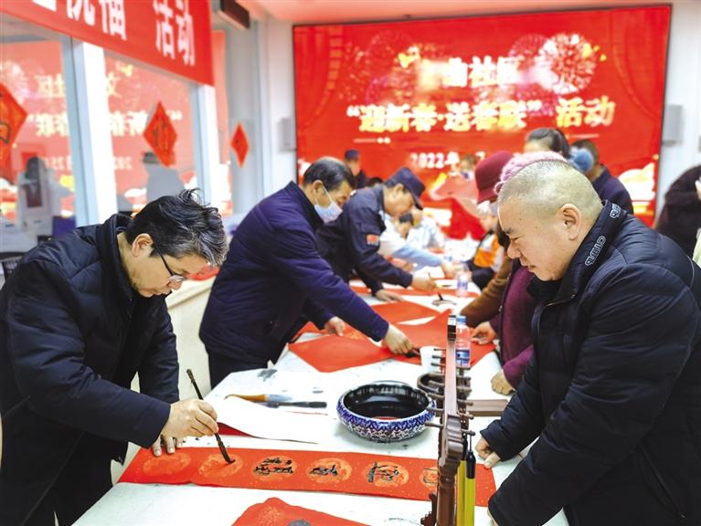 蘭州新區(qū)開展“墨香四溢送春聯(lián)·情暖文曲送祝?！被顒?>
        </a><em>蘭州新區(qū)開展“墨香四溢送春聯(lián)·情暖文曲送祝福”活動</em></li>

                </ul>
            </div>
            <!-- public platform -->
            <div   id=