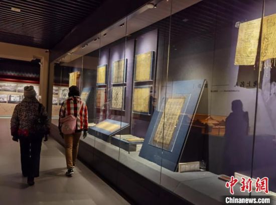 圖為蘭州市民參觀博物館展品?！⌒煅?攝