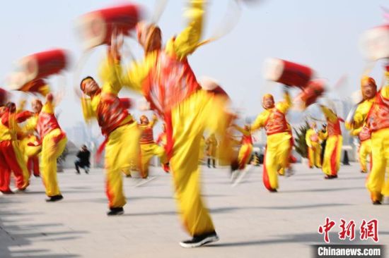 2019年2月19日，演員在黃河岸邊的蘭州水車博覽園內(nèi)進行太平鼓表演，歡慶元宵佳節(jié)。(資料圖) 　楊艷敏 攝