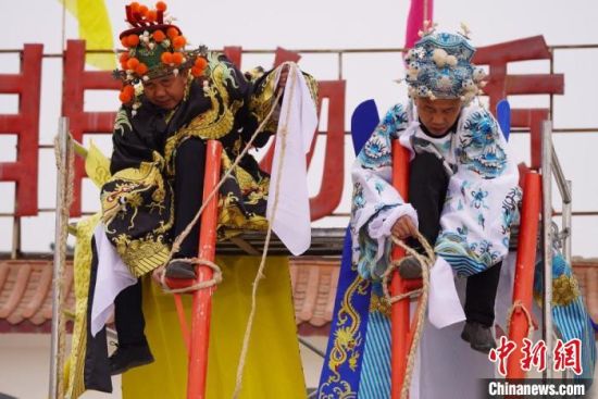 圖為“苦水高高蹺”表演者通過麻繩將腳固定在腳踏板，并在腿部纏繞六七圈。　九美旦增 攝