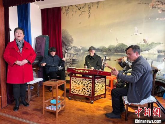 圖為蘭州鼓子表演者王常玉登臺演唱，她是這項入列國家級非物質(zhì)文化遺產(chǎn)的曲藝表演者中，為數(shù)不多的女演員?！堨下?攝