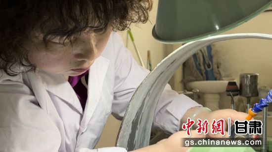 夜光杯制作學徒謝小琴坦言，雖工作枯燥，但是能夠掌握國家級非遺技藝是很自豪的。王牧雨 攝