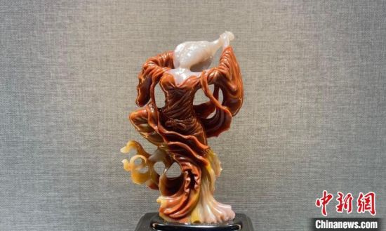 圖為翩然起舞的飛天玉雕?！「攥?攝