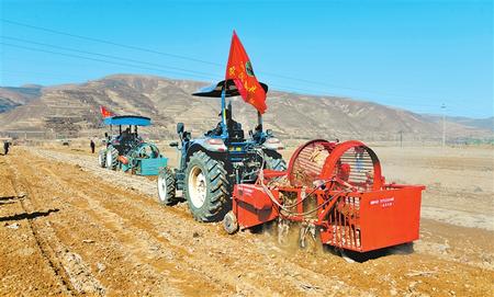 定西市隴西縣17個(gè)鄉(xiāng)鎮(zhèn)的農(nóng)機(jī)合作社、農(nóng)機(jī)手參加了農(nóng)機(jī)技能比賽和培訓(xùn)