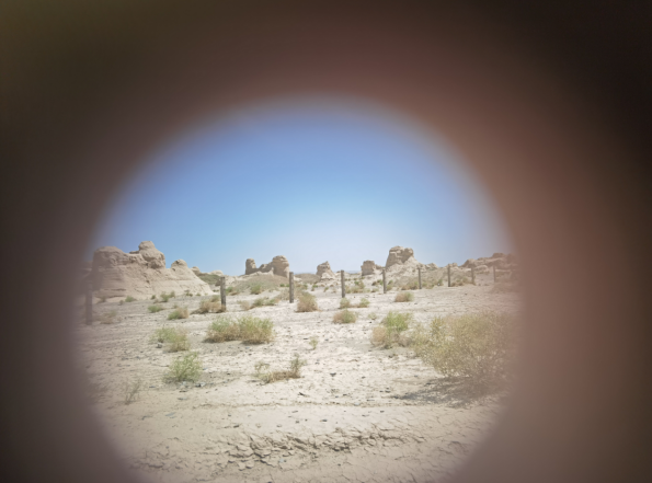 插圖2：透過(guò)河西走廊遺存的古陶片孔洞所見(jiàn)。攝影：陳曉斌。拍攝日期：2020年6月。