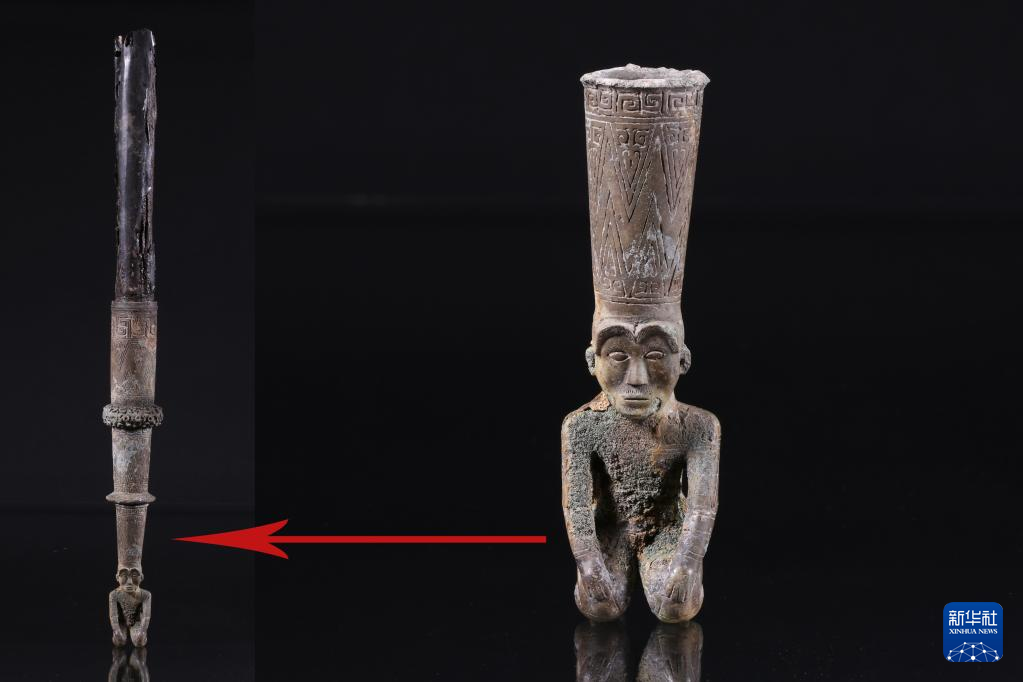 江西樟樹市國字山戰(zhàn)國墓葬出土銅跽坐人鐓（資料圖）。