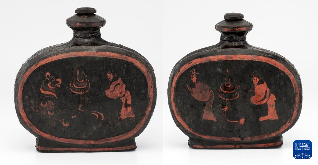 湖北云夢縣鄭家湖戰(zhàn)國秦漢墓地出土扁壺（資料圖）。