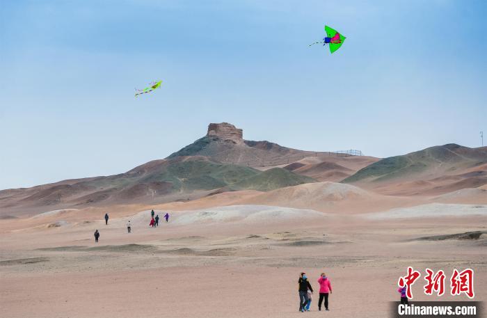 圖為市民正在陽關(guān)景區(qū)放風(fēng)箏?！⊥醣筱y 攝