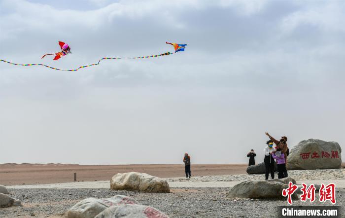 圖為市民正在陽關(guān)景區(qū)放風(fēng)箏?！⊥醣筱y 攝