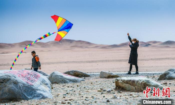 圖為市民正在陽關(guān)景區(qū)放風(fēng)箏?！⊥醣筱y 攝