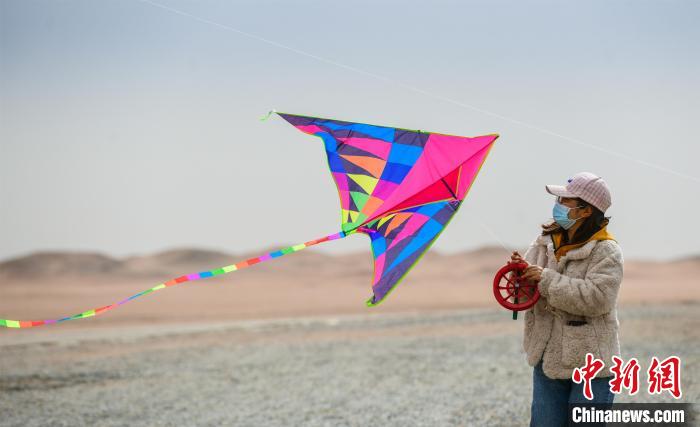 圖為市民正在陽關(guān)景區(qū)放風(fēng)箏?！⊥醣筱y 攝