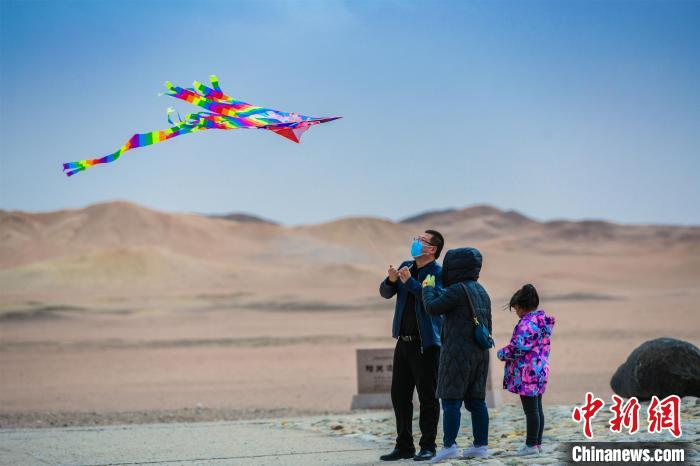 圖為市民正在陽關(guān)景區(qū)放風(fēng)箏?！⊥醣筱y 攝