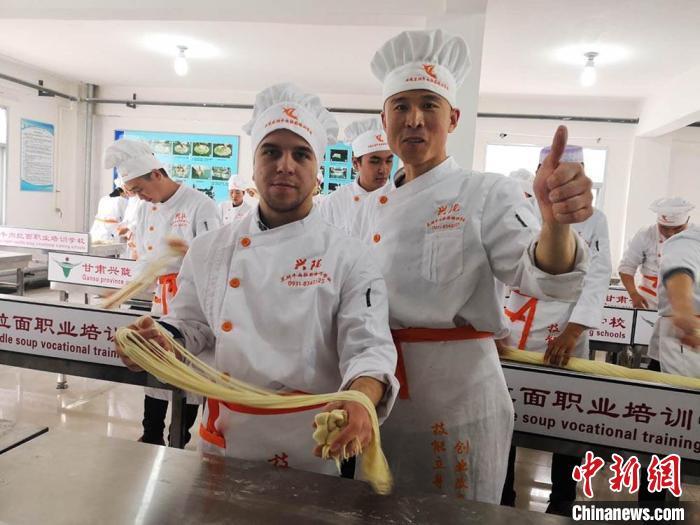 圖為外國留學(xué)生學(xué)習(xí)牛肉面的制作。(資料圖) 史靜靜 攝