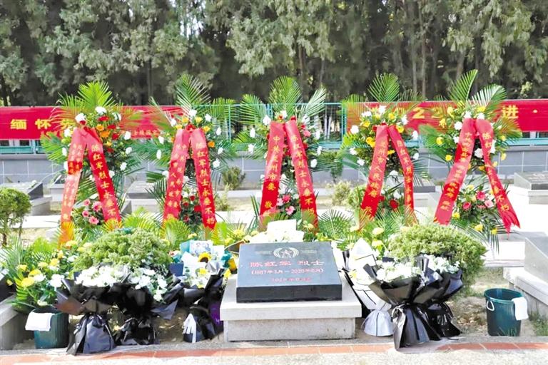 陳紅軍烈士墓前 這張“全家?！弊屓藴I目