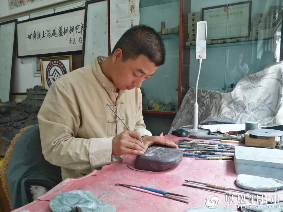 洮硯制作技藝第六代傳人、國家藝術(shù)基金資助青年藝術(shù)家、正高級洮硯雕刻藝術(shù)師李江平十年如一日專注于洮硯制作 圖源自網(wǎng)絡(luò)
