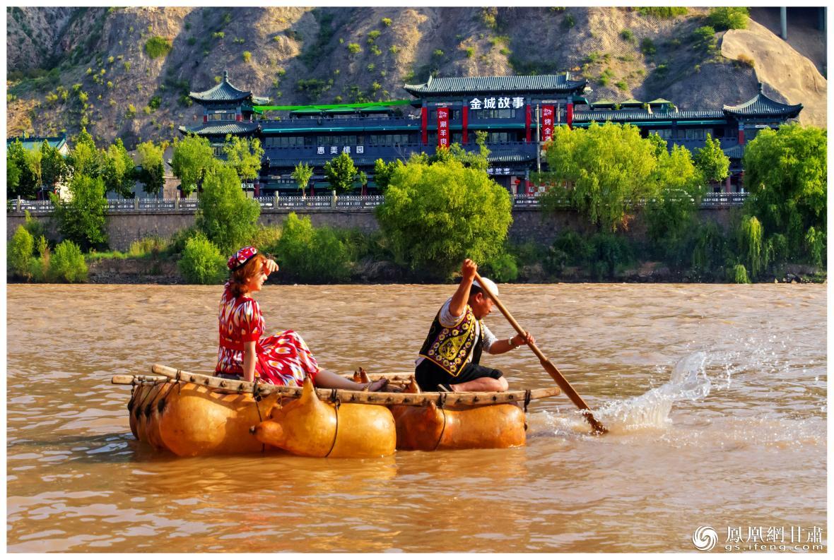 筏子客揮動著劈波斬浪的船槳，槳聲中混搭著風聲、水聲和男女對歌的花兒聲。蘭州市文旅局供圖