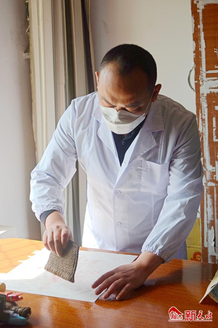 朽爛歷史檔案如何獲新生？看修復(fù)師“妙手回春”