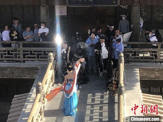 圖為5月以來(lái)，“奧大粒”直播現(xiàn)場(chǎng)引游客圍觀?！《鼗褪形麄鞑抗﹫D