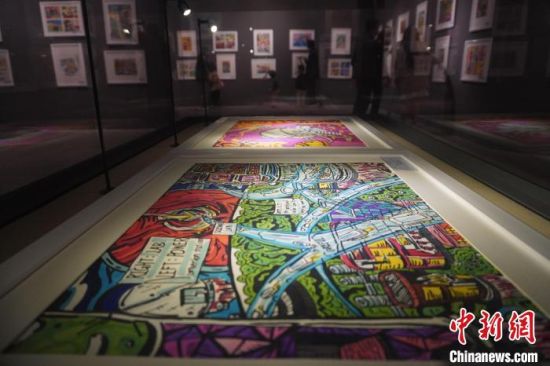 市民參觀少兒美術(shù)展覽。