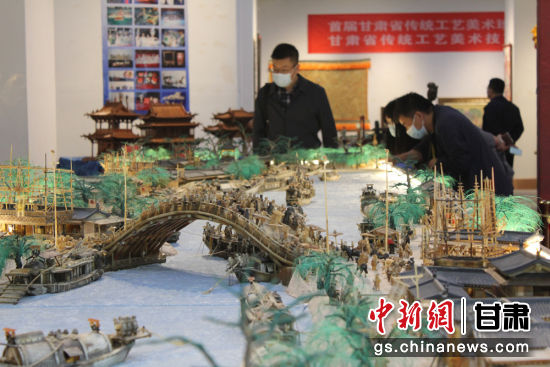 圖為參評作品牦牛角立體微雕“清明上河圖”。徐雪 攝