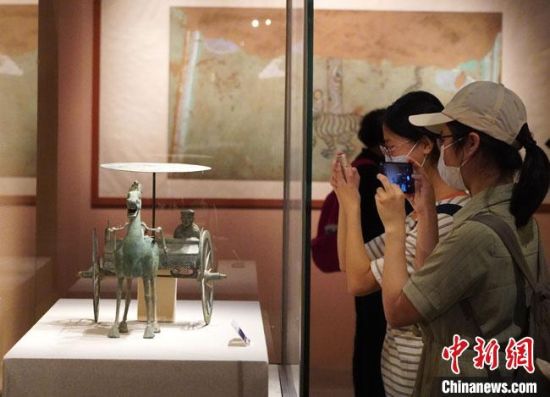 圖為參觀者參觀“大道攸歸：五涼文化展”展陳文物。　九美旦增 攝