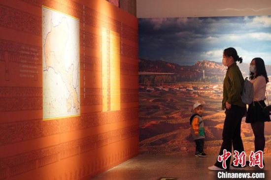 圖為參觀者參觀“大道攸歸：五涼文化展”展陳文物?！【琶赖┰?攝